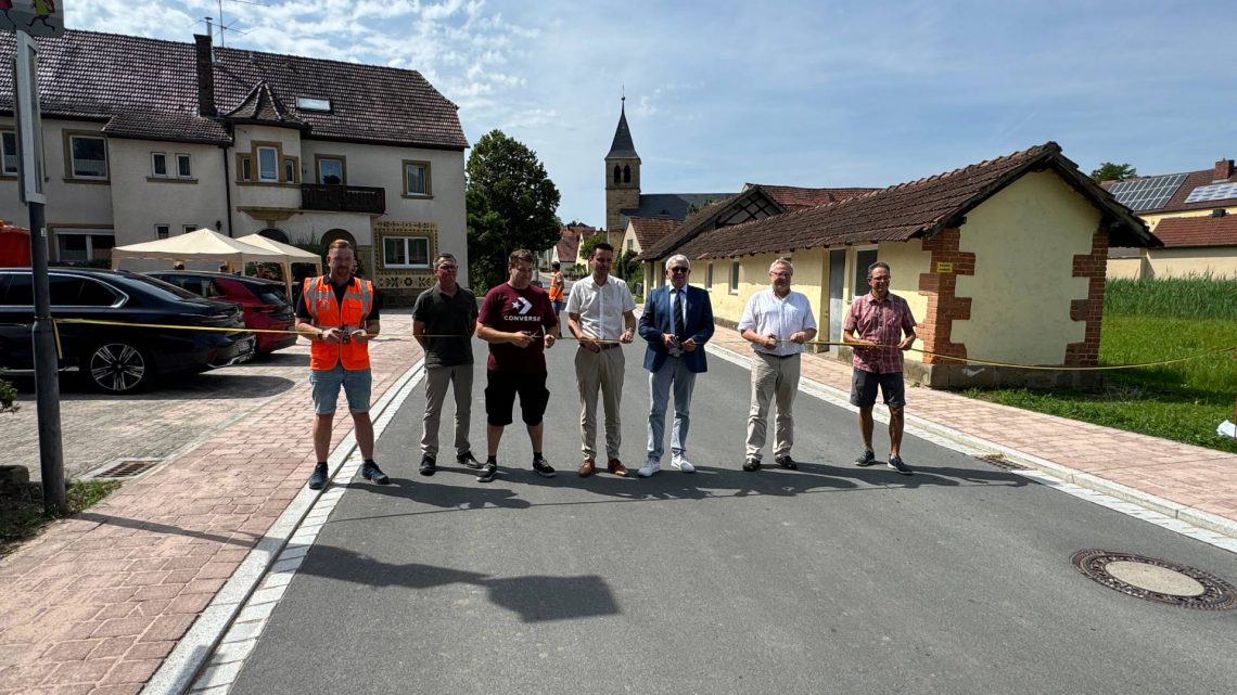 Landrat Johann Kalb und Tobias Roppelt, 1. Bürgermeister Stadt Baunach, geben die Kreisstraße BA 37 offiziell für den Verkehr frei, Quelle: Landratsamt Bamberg/Bartl