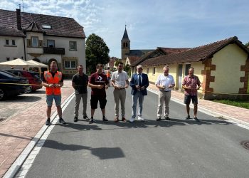 Landrat Johann Kalb und Tobias Roppelt, 1. Bürgermeister Stadt Baunach, geben die Kreisstraße BA 37 offiziell für den Verkehr frei, Quelle: Landratsamt Bamberg/Bartl