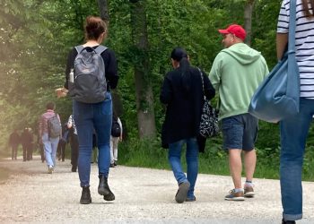 Walk&Talk wird selbstorganisiert weitergeführt. Immer montags finden die Spaziergänge mit Gesprächen im Hain statt, Quelle: Y. Rüttger