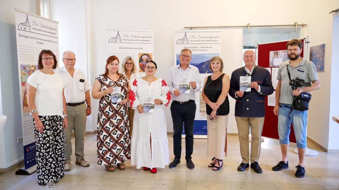 Bambergs Oberbürgermeister Andreas Starke (Mitte) mit Vizebürgermeisterin Julia Tayps (5.v.l.) sowie einer Delegation aus Mukatschewo, Mitgliedern der Stiftung „Verbundenheit mit den Deutschen im Ausland", Dr. Rudolf Distler (2.v.l.) und Brigitte Riegelbauer aus dem Bürgermeisteramt (l.), Quelle: Stadt Bamberg, Sonja Seufferth