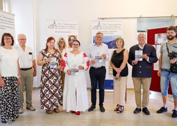 Bambergs Oberbürgermeister Andreas Starke (Mitte) mit Vizebürgermeisterin Julia Tayps (5.v.l.) sowie einer Delegation aus Mukatschewo, Mitgliedern der Stiftung „Verbundenheit mit den Deutschen im Ausland", Dr. Rudolf Distler (2.v.l.) und Brigitte Riegelbauer aus dem Bürgermeisteramt (l.), Quelle: Stadt Bamberg, Sonja Seufferth