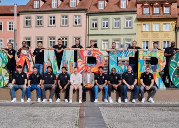 Das Team der Bamberg Baskets mit Oberbürgermeister Andreas Starke (mit Ball): Stefan Weissenböck (Individualtrainer, hintere Reihe von links), Ibrahim Watson (Flügelspieler), Karsten Tadda (Kapitän), Filip Stanić (Center), Brandon Horvath (Power Forward), Moritz Krimmer (Power Forward), Enzo Neck (Teambetreuer), Arne Woltmann (Assistenztrainer), Kevin Wohlrath (Flügelspieler) und KeyShawn Feazell (Center); Adrian Petković (Aufbauspieler, vordere Reihe von links), Marc Olmos (Athletiktrainer), Noah Locke (Aufbauspieler), Ronaldo Segu (Aufbauspieler), Philipp Höhne (Geschäftsführer), Gabriel Kuku (Flügelspieler), Kyle Lofton (Aufbauspieler), Thommy Pike (Physiotherapeut) und Anton Gavel (Trainer), Quelle: Stadt Bamberg, Sonja Seufferth