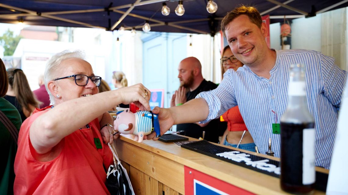 Bambergs Zweiter Bürgermeister Jonas Glüsenkamp schenkt auch in diesem Jahr wieder beim Kerwa-Auftakt am Donnerstag, 22. August, Cocktails und Bamberger Bier für den guten Zweck aus (hier 2023 mit Stadträtin Anne Rudel), Quelle: Stadt Bamberg, Sonja Seufferth