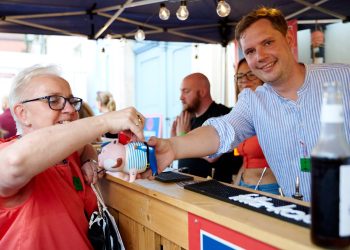 Bambergs Zweiter Bürgermeister Jonas Glüsenkamp schenkt auch in diesem Jahr wieder beim Kerwa-Auftakt am Donnerstag, 22. August, Cocktails und Bamberger Bier für den guten Zweck aus (hier 2023 mit Stadträtin Anne Rudel), Quelle: Stadt Bamberg, Sonja Seufferth