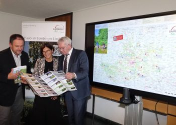 •	Patrizia Leistner und Thomas Reichert aus der Wirtschaftsförderung am Landratsamt Bamberg präsentieren Landrat Johann Kalb die neue Freizeitkarte, Quelle: Landratsamt Bamberg/Förtsch