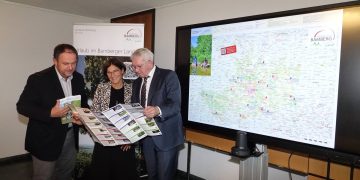 •	Patrizia Leistner und Thomas Reichert aus der Wirtschaftsförderung am Landratsamt Bamberg präsentieren Landrat Johann Kalb die neue Freizeitkarte, Quelle: Landratsamt Bamberg/Förtsch