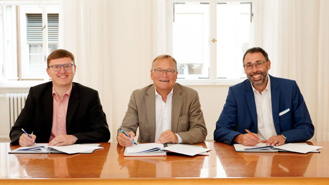 Oberbürgermeister Andreas Starke (M.) und Zapfendorfs Bürgermeister Michael Senger (l.) unterzeichnen die Nutzungsverträge mit dem Energieparkentwickler UKA zur Planung von Windkraftanlagen auf Flächen der Bürgerspitalstiftung Bamberg und des Marktes Zapfendorf. Rechts im Bild: UKA-Niederlassungsleiter Dr. Georg Konrad, Quelle: Stadt Bamberg, Sonja Seufferth