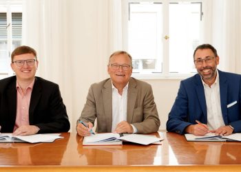 Oberbürgermeister Andreas Starke (M.) und Zapfendorfs Bürgermeister Michael Senger (l.) unterzeichnen die Nutzungsverträge mit dem Energieparkentwickler UKA zur Planung von Windkraftanlagen auf Flächen der Bürgerspitalstiftung Bamberg und des Marktes Zapfendorf. Rechts im Bild: UKA-Niederlassungsleiter Dr. Georg Konrad, Quelle: Stadt Bamberg, Sonja Seufferth