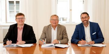 Oberbürgermeister Andreas Starke (M.) und Zapfendorfs Bürgermeister Michael Senger (l.) unterzeichnen die Nutzungsverträge mit dem Energieparkentwickler UKA zur Planung von Windkraftanlagen auf Flächen der Bürgerspitalstiftung Bamberg und des Marktes Zapfendorf. Rechts im Bild: UKA-Niederlassungsleiter Dr. Georg Konrad, Quelle: Stadt Bamberg, Sonja Seufferth