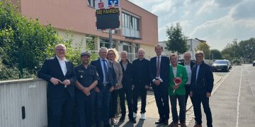 Übergabe der neuen Geschwindigkeitsmessanzeigen an der Schule in Memmelsdorf: (v. l.) Stephan Kirchner (Vorstandsvorsitzender Sparkasse Bamberg), Marco Krieglsteiner (PI Bamberg-Land), Landrat Johann Kalb, Karin Radler-Denzlein (Rektorin der Grund- und Mittelschule Memmelsdorf), Bürgermeister Gerd Schneider, Philipp Beyer (Leiter Fachbereich Straßenverkehr am Landratsamt Bamberg), Thomas Schwarz (Vorstandsmitglied VR Bank Bamberg-Forchheim), Matthias Wenninger (1. Vorsitzender Kreisverkehrswacht Bamberg,) Wolfgang Kohn Marketingleiter bei VR Bank Bamberg-Forchheim, Mathias Polz, Pressesprecher Sparkasse Bamberg), Quelle: Landratsamt Bamberg/Bartl