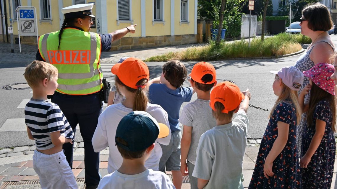 Verkehrserzieherin Jana Rodriguez erklärt den Vorschulkindern, von welchen Stellen der Kreuzung überall Autos kommen können, Quelle: Stadt Bamberg, Anna Lienhardt