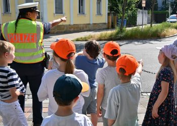 Verkehrserzieherin Jana Rodriguez erklärt den Vorschulkindern, von welchen Stellen der Kreuzung überall Autos kommen können, Quelle: Stadt Bamberg, Anna Lienhardt