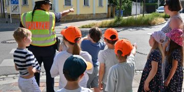 Verkehrserzieherin Jana Rodriguez erklärt den Vorschulkindern, von welchen Stellen der Kreuzung überall Autos kommen können, Quelle: Stadt Bamberg, Anna Lienhardt