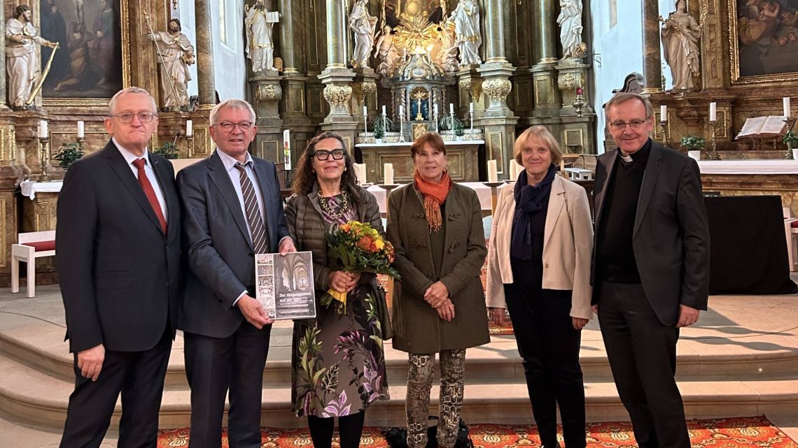 Bezirksheimatpfleger Prof. Dr. Günter Dippold, Landrat Johann Kalb, Dr. Margit Fuchs, Dr. Annette Faber, Sigrid Strauß-Morawitzky, Domkapitular Dr. Norbert Jung bei der Vorstellung des neuen Bildbands, Quelle: Landratsamt Bamberg / Kühhorn