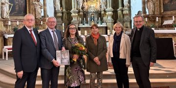 Bezirksheimatpfleger Prof. Dr. Günter Dippold, Landrat Johann Kalb, Dr. Margit Fuchs, Dr. Annette Faber, Sigrid Strauß-Morawitzky, Domkapitular Dr. Norbert Jung bei der Vorstellung des neuen Bildbands, Quelle: Landratsamt Bamberg / Kühhorn