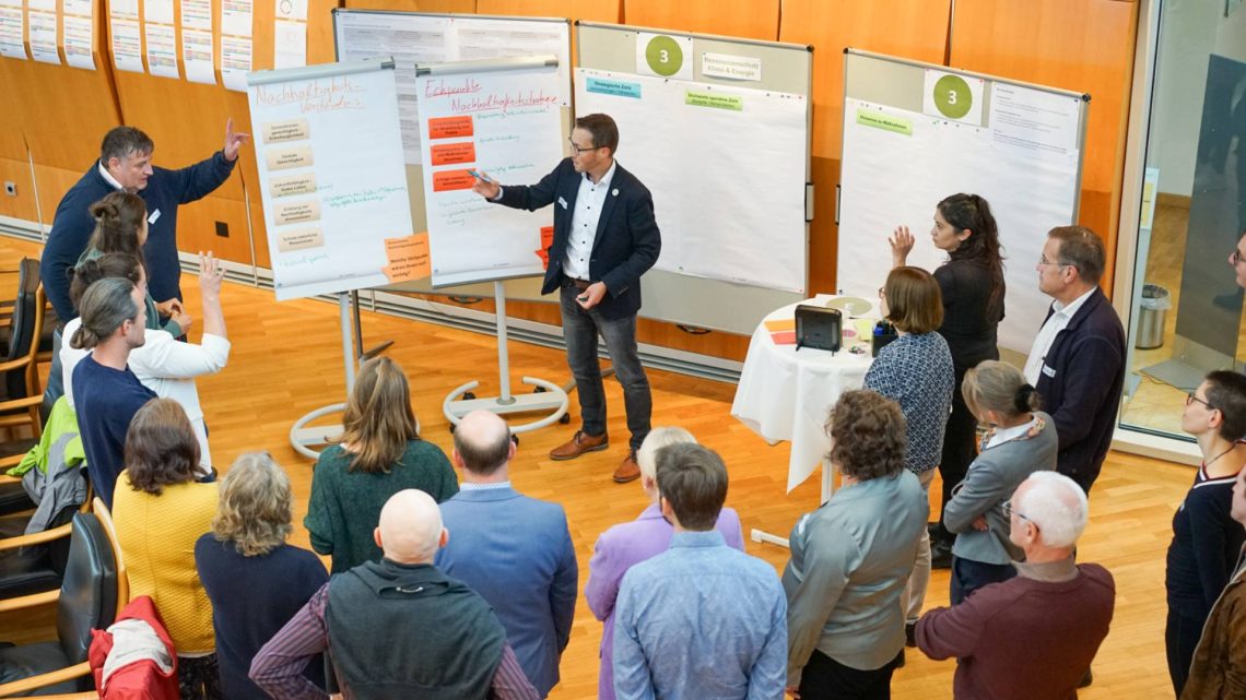 : Etwa 50 Beteiligte tauschten sich im großen Sitzungssaal des Landratsamtes zu wichtigen Aspekten der Nachhaltigkeit aus, Quelle: Landratsamt Bamberg / Bria