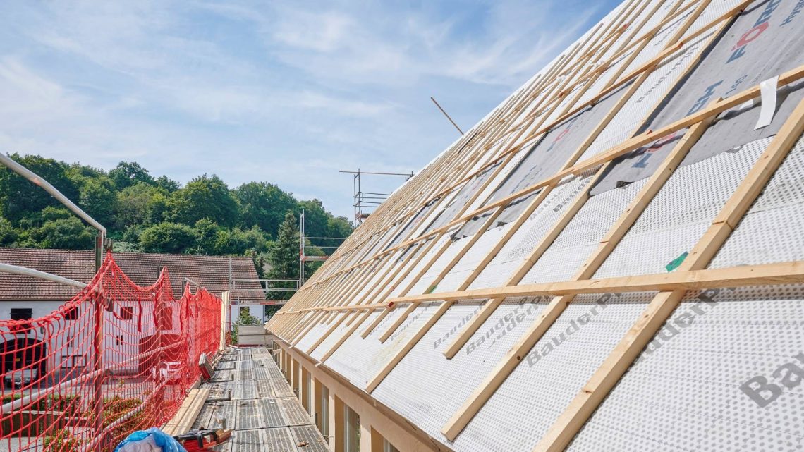 Der Dachstuhl am Buger Schulhaus erhält eine moderne Dämmung und neue Fenster, außerdem eine Photovoltaikanlage und einen Blitzschutz nach dem neuesten Stand, Quelle: Sonja Seufferth, Stadt Bamberg