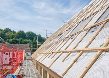 Der Dachstuhl am Buger Schulhaus erhält eine moderne Dämmung und neue Fenster, außerdem eine Photovoltaikanlage und einen Blitzschutz nach dem neuesten Stand, Quelle: Sonja Seufferth, Stadt Bamberg