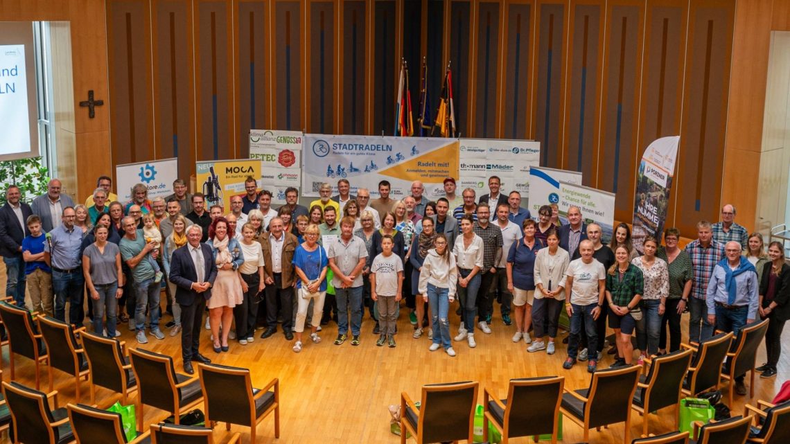 Gruppenbild mit allen Preisträgerinnen und Preisträgern beim diesjährigen Stadtradeln, Quelle: Landratsamt Bamberg/Schellakowsky-Weinsheimer