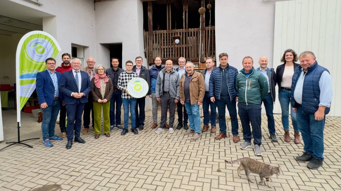 Ein Gruppenfoto beim Infoabend über die Öko-Mmodellregion, Quelle: Landratsamt Bamberg/Ott