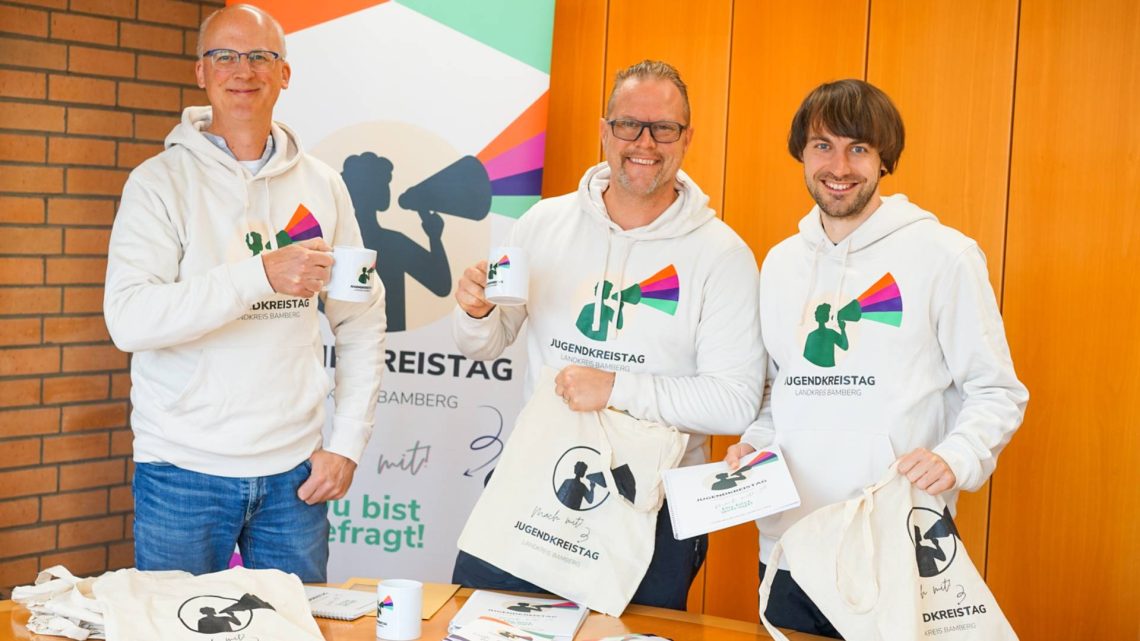 Johannes Rieber, Oliver Schulz-Mayr und Markus Bria packen Willkommenspakete für die neuen Mitglieder des Jugendkreistags, Quelle: Landratsamt Bamberg/Lorenz
