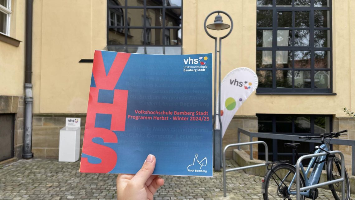 Das neue Programm der vhs Bamberg Stadt für das Semester Herbst-Winter ist ab 2. September online oder als gedruckte Broschüre im Alten E-Werk und vielen Stellen im Stadtgebiet erhältlich, Quelle: Andrea Grodel / vhs Bamberg Stadt