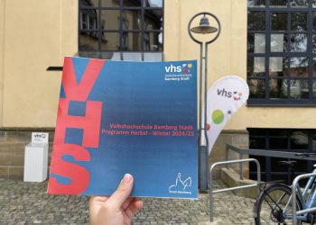 Das neue Programm der vhs Bamberg Stadt für das Semester Herbst-Winter ist ab 2. September online oder als gedruckte Broschüre im Alten E-Werk und vielen Stellen im Stadtgebiet erhältlich, Quelle: Andrea Grodel / vhs Bamberg Stadt