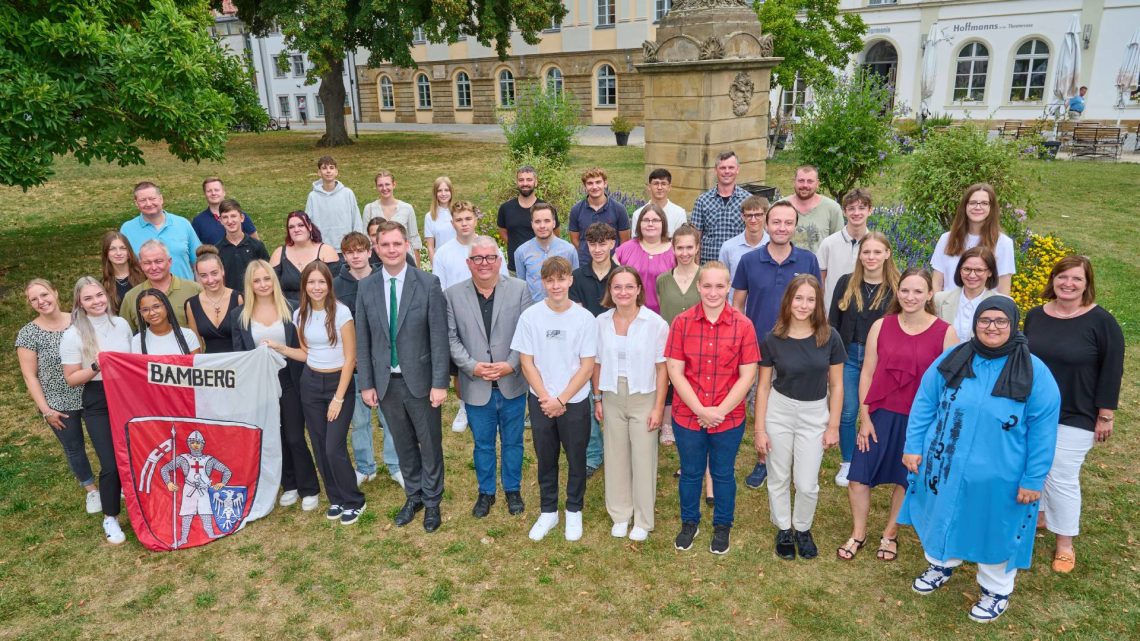 Die neuen Azubis freuen sich mit ihren Ansprechpartnerinnen und Ansprechpartnern der Stadt Bamberg auf den Start ins Berufsleben, Quelle: Stadtarchiv Bamberg, Nadine Gumpert