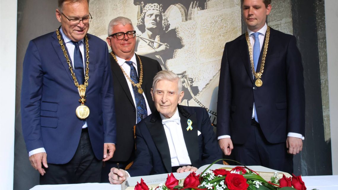 Herbert Blomstedt (vorne) trug sich in Anwesenheit von (v.l.) Oberbürgermeister Andreas Starke, Dritten Bürgermeister Wolfgang Metzner und Zweiten Bürgermeister Jonas Glüsenkamp ins Goldene Buch der Stadt Bamberg ein, Quelle: Erzbistum Bamberg, Patricia Achter