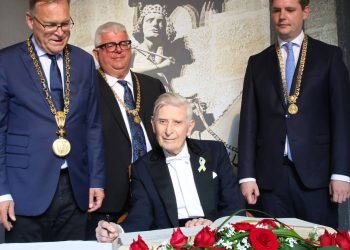 Herbert Blomstedt (vorne) trug sich in Anwesenheit von (v.l.) Oberbürgermeister Andreas Starke, Dritten Bürgermeister Wolfgang Metzner und Zweiten Bürgermeister Jonas Glüsenkamp ins Goldene Buch der Stadt Bamberg ein, Quelle: Erzbistum Bamberg, Patricia Achter