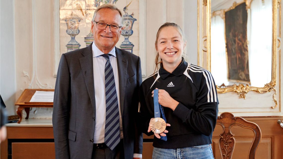 Gina Lückenkemper mit der olympischen Bronzemedaille beim Eintrag ins Goldene Buch der Stadt Bamberg (mit OB Andreas Starke), Quelle: Stadt Bamberg, Sonja Seufferth