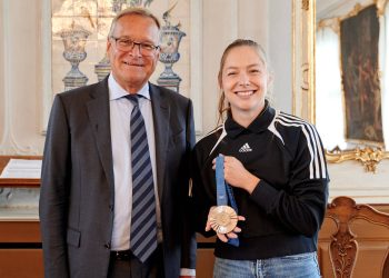 Gina Lückenkemper mit der olympischen Bronzemedaille beim Eintrag ins Goldene Buch der Stadt Bamberg (mit OB Andreas Starke), Quelle: Stadt Bamberg, Sonja Seufferth