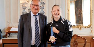 Gina Lückenkemper mit der olympischen Bronzemedaille beim Eintrag ins Goldene Buch der Stadt Bamberg (mit OB Andreas Starke), Quelle: Stadt Bamberg, Sonja Seufferth