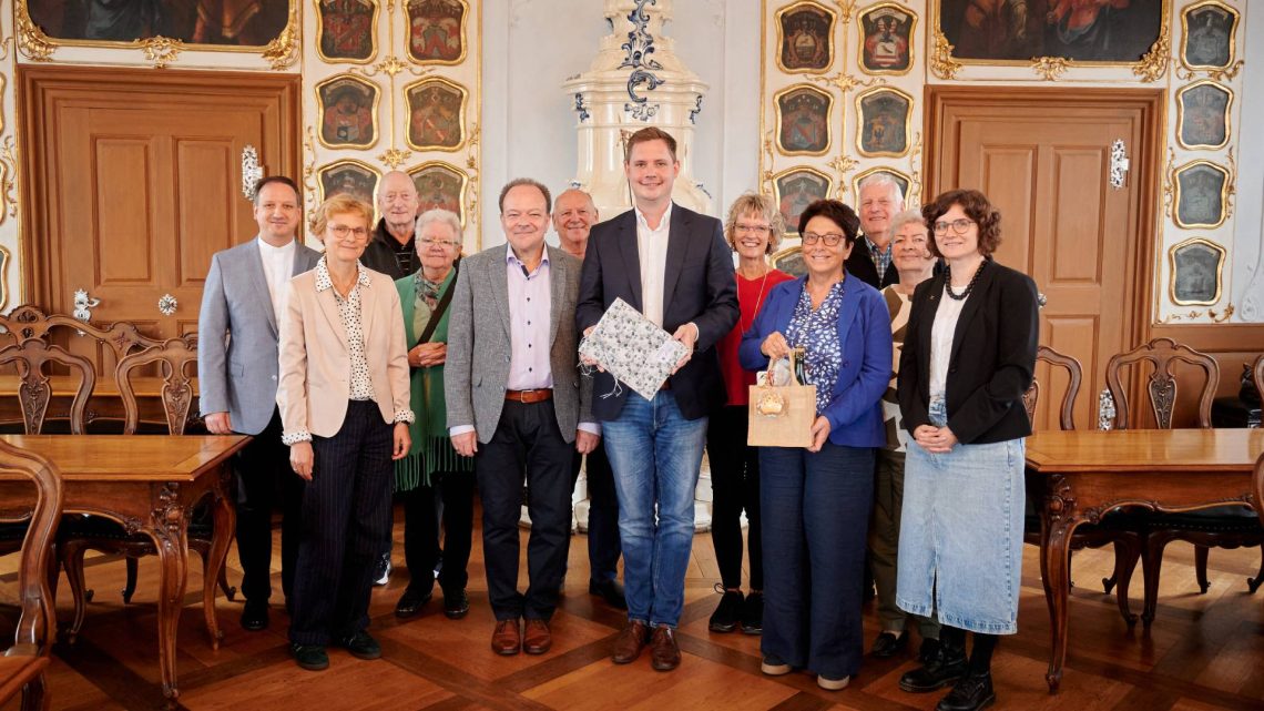 Bürgermeister Jonas Glüsenkamp empfängt zusammen mit Dekanin Sabine Hirschmann und Dompfarrer Dr. Markus Kohmann eine Delegation der Gemeinde Kaufungen im Rokokosaal der Stadt Bamberg, Quelle: Stadt Bamberg, Sonja Seufferth