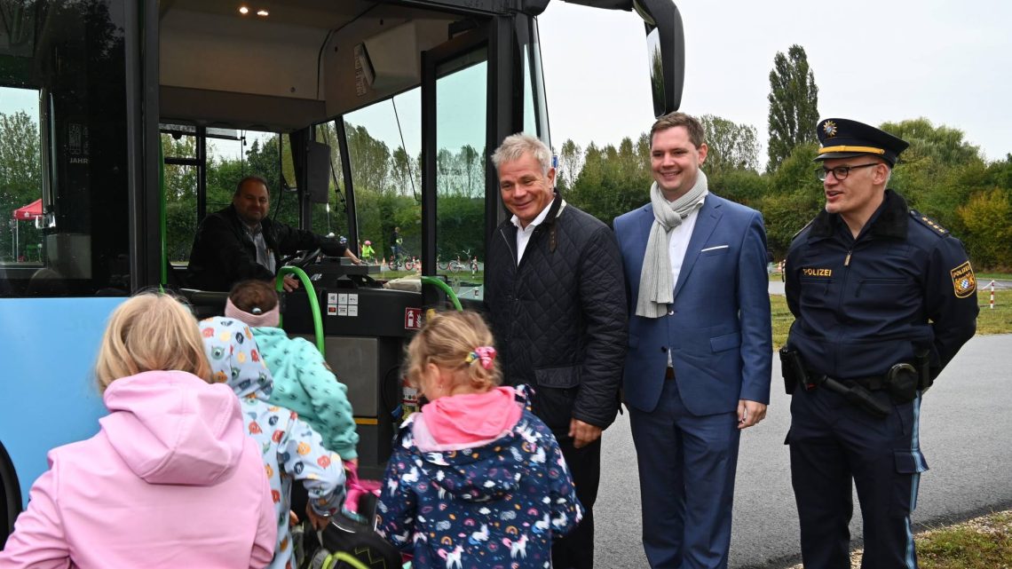 Stadtwerke-Geschäftsführer Michael Fiedeldey, Bürgermeister Jonas Glüsenkamp und Polizeichef Florian Mayer an der Station, an der die Kinder das Einsteigen in den Bus üben, Quelle: Pressestelle Stadt Bamberg/Anna Lienhardt