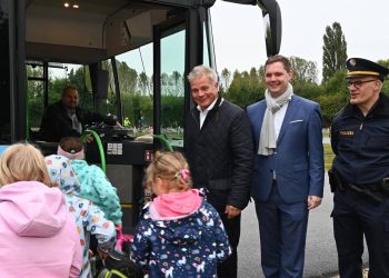 Stadtwerke-Geschäftsführer Michael Fiedeldey, Bürgermeister Jonas Glüsenkamp und Polizeichef Florian Mayer an der Station, an der die Kinder das Einsteigen in den Bus üben, Quelle: Pressestelle Stadt Bamberg/Anna Lienhardt