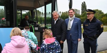 Stadtwerke-Geschäftsführer Michael Fiedeldey, Bürgermeister Jonas Glüsenkamp und Polizeichef Florian Mayer an der Station, an der die Kinder das Einsteigen in den Bus üben, Quelle: Pressestelle Stadt Bamberg/Anna Lienhardt