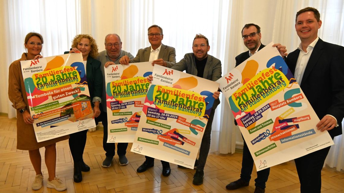 Oberbürgermeister Andreas Starke (4.v.l.) und Bürgermeister Jonas Glüsenkamp (r.) mit dem Organisationsteam des Familienbeirats der Stadt Bamberg, Quelle: Stadt Bamberg, Anna Lienhardt