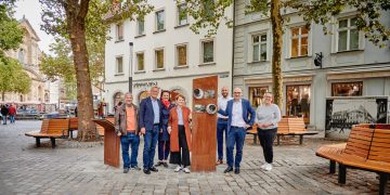 Freuen sich über die neue Gestaltung des Grünen Markts: (v.l.) Horst Gehringer (Leiter des Stadtarchivs), Oberbürgermeister Andreas Starke, Ruth Vollmar (Leiterin der Wirtschaftsförderung), Tina Friedemann (Stadtplanungsamt), Achim Welzel (Leiter des Stadtplanungsamts), Wirtschaftsreferent Dr. Stefan Goller und Ana Lingen-Marin (Wirtschaftsförderung), Quelle: Stadt Bamberg, Sonja Seufferth