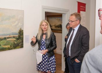 Museumsdirektorin Dr. Kristin Knebel mit Horst Gehringer, Leiter des Stadtarchivs Bamberg, Oberbürgermeister Andreas Starke und Drittem Bürgermeister Wolfgang Metzner (v.l.) bei einer Präsentation im Historischen Museum, die sich kritisch mit den Werken des Künstlers und NSDAP-Mitglieds Fritz Bayerlein auseinandersetzte, Quelle: Stadtarchiv Bamberg, Jürgen Schraudner