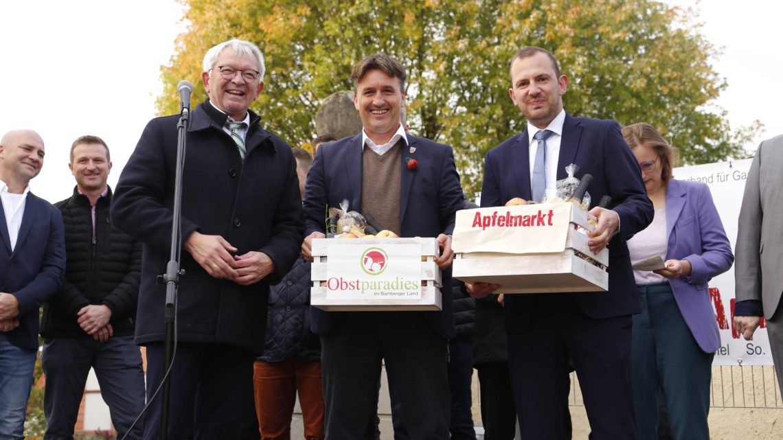 Kreisvorsitzender Landrat Johann Kalb (l.) dankt den Gastgebern Bürgermeister Gerd Dallner (m.) und Jan Meyer (r.), Vorsitzender des Obst- und Gartenbauvereins Sambach, Quelle: Landratsamt Bamberg / Klemisch