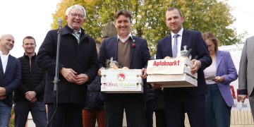 Kreisvorsitzender Landrat Johann Kalb (l.) dankt den Gastgebern Bürgermeister Gerd Dallner (m.) und Jan Meyer (r.), Vorsitzender des Obst- und Gartenbauvereins Sambach, Quelle: Landratsamt Bamberg / Klemisch