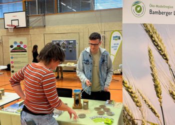 Austausch mit Manager Patrick Nastvogel am Infostand der Öko-Modelregion, Quelle: Naturpark Steigerwald / V. Kritikos