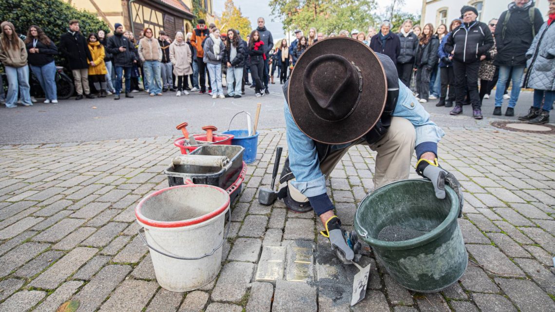 Gunter Demnig beim Verlegen der Stolpersteine, Quelle: Björn Göttlicher