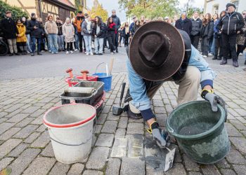 Gunter Demnig beim Verlegen der Stolpersteine, Quelle: Björn Göttlicher