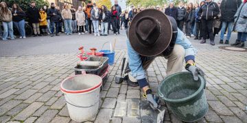 Gunter Demnig beim Verlegen der Stolpersteine, Quelle: Björn Göttlicher