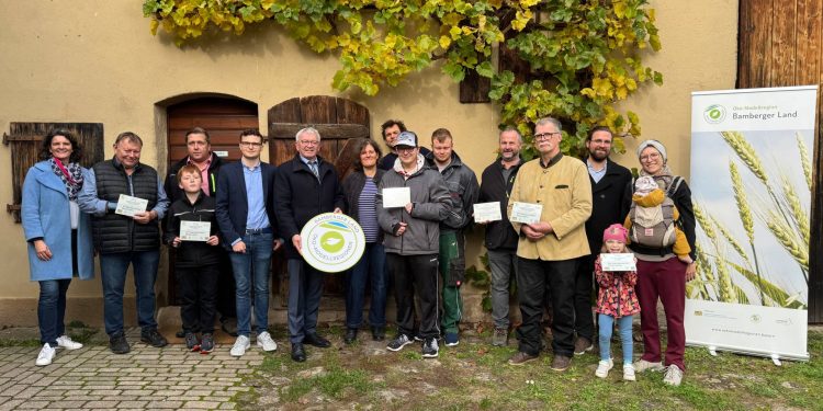 Landrat Kalb mit den glücklichen Projektträgern, Quelle: Landratsamt Bamberg / Kropfelder