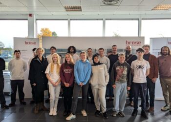 Gruppenfoto Jugendliche der Mittelschule Hallstadt mit Auszubildenden der Firma Brose Fahrzeugteile & Co KG, Bamberg sowie Vertretungen des MINT-Netzwerks Bamberg und des BMBF beim MINT-Wandertag am Cleantech Innovation Park, Quelle: Daniel Töwe, iSo e.V.