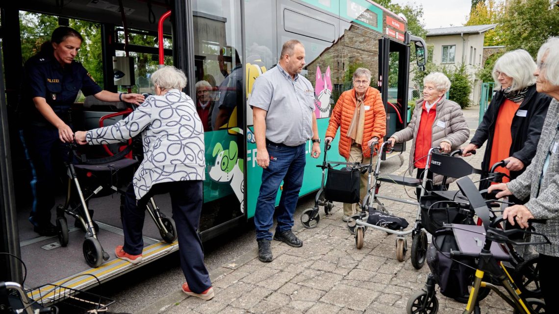 18 Seniorinnen und Senioren trainierten auf dem Jugendverkehrsübungsplatz den richtigen Umgang mit ihren Rollatoren, u.a. auch im Stadtbus, Quelle: Stadt Bamberg, Sonja Seufferth