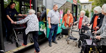 18 Seniorinnen und Senioren trainierten auf dem Jugendverkehrsübungsplatz den richtigen Umgang mit ihren Rollatoren, u.a. auch im Stadtbus, Quelle: Stadt Bamberg, Sonja Seufferth